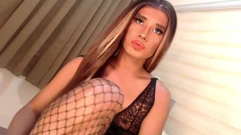 Snapshot of velvet_fux chatting on 01-06-25, 02:47 Richy will make you fall in love online show from 01-06-25, 02:47