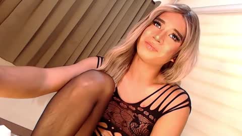 Snapshot of velvet_fux chatting on 01-18-25, 08:40 Richy will make you fall in love online show from 01-18-25, 08:40