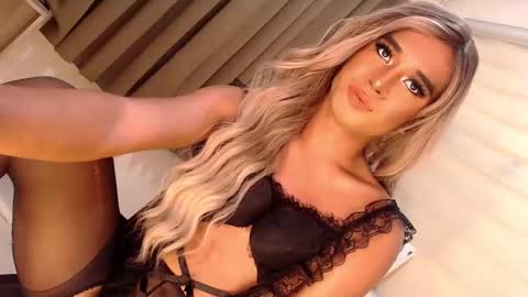 Snapshot of velvet_fux chatting on 02-15-25, 05:39 Richy will make you fall in love online show from 02-15-25, 05:39