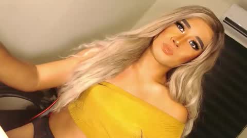 Snapshot of velvet_fux chatting on 10-09-25, 06:17 Richy will make you fall in love online show from 10-09-25, 06:17