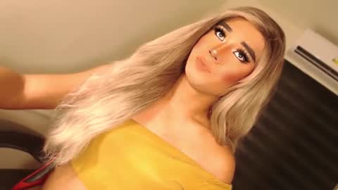 Snapshot of velvet_fux chatting on 10-13-25, 07:36 Richy will make you fall in love online show from 10-13-25, 07:36