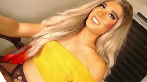 Snapshot of velvet_fux chatting on 10-15-25, 12:11 Richy will make you fall in love online show from 10-15-25, 12:11