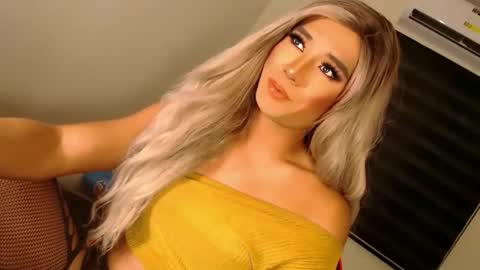 Snapshot of velvet_fux chatting on 10-27-25, 01:31 Richy will make you fall in love online show from 10-27-25, 01:31