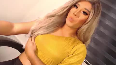 Snapshot of velvet_fux chatting on 11-04-25, 02:10 Richy will make you fall in love online show from 11-04-25, 02:10