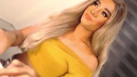 Snapshot of velvet_fux chatting on 11-05-25, 01:05 Richy will make you fall in love online show from 11-05-25, 01:05