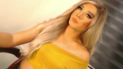 Snapshot of velvet_fux chatting on 11-06-25, 12:33 Richy will make you fall in love online show from 11-06-25, 12:33