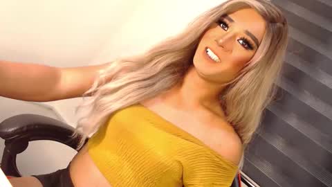 Snapshot of velvet_fux chatting on 11-08-25, 02:34 Richy will make you fall in love online show from 11-08-25, 02:34