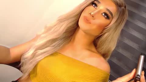 Snapshot of velvet_fux chatting on 11-11-25, 01:27 Richy will make you fall in love online show from 11-11-25, 01:27