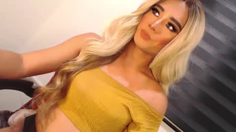 Snapshot of velvet_fux chatting on 11-13-25, 11:09 Richy will make you fall in love online show from 11-13-25, 11:09