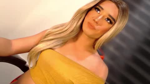 Snapshot of velvet_fux chatting on 11-15-25, 08:33 Richy will make you fall in love online show from 11-15-25, 08:33