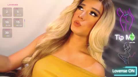 Snapshot of velvet_fux chatting on 11-30-25, 01:20 Richy will make you fall in love online show from 11-30-25, 01:20