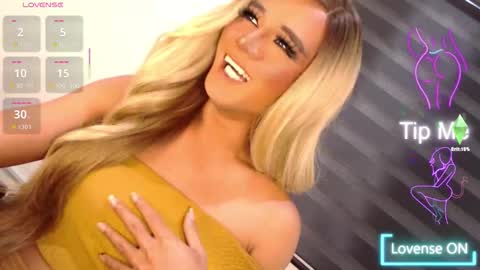 Snapshot of velvet_fux chatting on 12-15-25, 04:11 Richy will make you fall in love online show from 12-15-25, 04:11