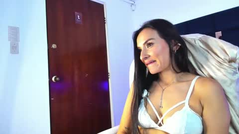 Snapshot of velvetlunaa chatting on 04-22-26, 01:34 Velvet online show from 04-22-26, 01:34