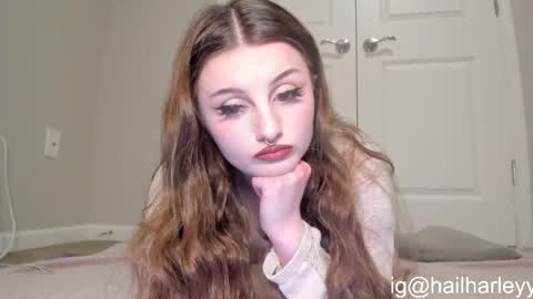 Snapshot of venicebtchh chatting on 12-28-24, 02:01 Harley instahailharleyy online show from 12-28-24, 02:01
