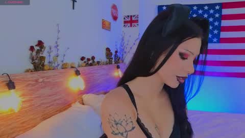 Snapshot of venomeowww_ chatting on 05-30-26, 05:15 Vivian online show from 05-30-26, 05:15