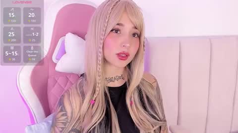 Snapshot of venusvan chatting on 10-15-25, 07:36 Shelly online show from 10-15-25, 07:36