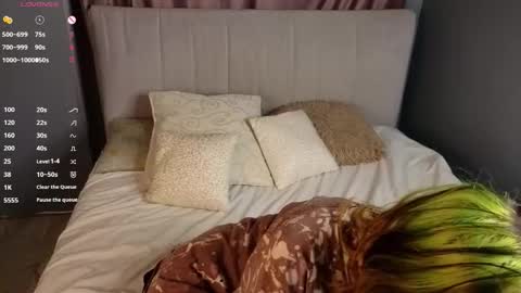 Snapshot of veolatownson chatting on 11-03-25, 08:10 Erica online show from 11-03-25, 08:10