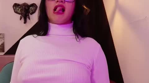 Snapshot of veronica_lewis_ chatting on 12-01-25, 12:54 online show from 12-01-25, 12:54