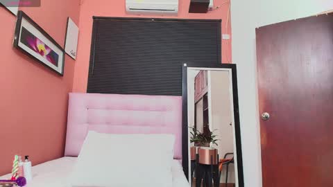 Snapshot of veronica_roose chatting on 01-13-25, 12:24 Veronica online show from 01-13-25, 12:24