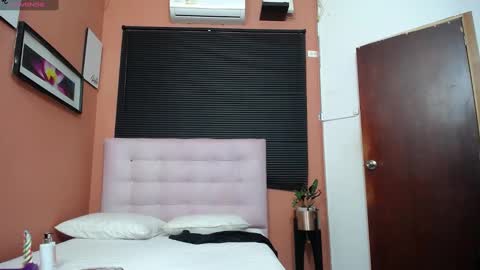 Snapshot of veronica_roose chatting on 03-05-25, 12:33 Veronica online show from 03-05-25, 12:33