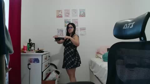 Snapshot of veruca99 chatting on 05-27-26, 01:41 veruca99 online show from 05-27-26, 01:41