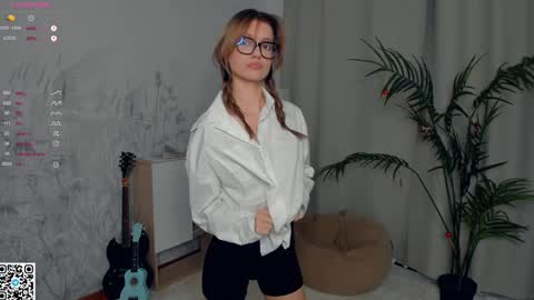 Snapshot of vibes_of_joy chatting on 12-28-24, 08:15 Mikky online show from 12-28-24, 08:15