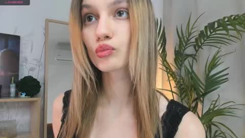 Snapshot of vibes_of_joy chatting on 03-03-25, 11:22 Mikky online show from 03-03-25, 11:22