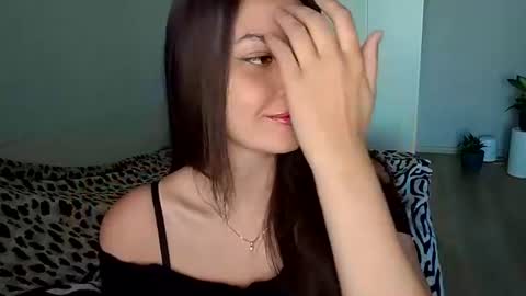 Snapshot of vicki_queen chatting on 06-17-26, 05:10 Lina online show from 06-17-26, 05:10