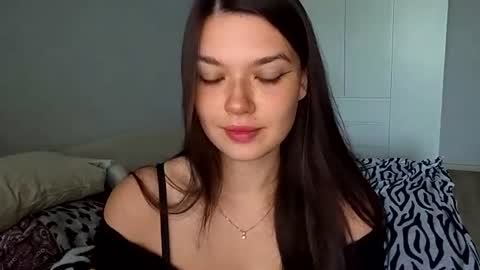 Snapshot of vicki_queen chatting on 06-23-26, 05:38 Lina online show from 06-23-26, 05:38