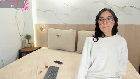 Snapshot of victoria_hokings chatting on 06-08-26, 05:02 Victoria H online show from 06-08-26, 05:02