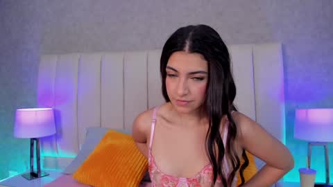 Snapshot of victoria_joliegb chatting on 12-18-24, 12:40 Victoria Lozano online show from 12-18-24, 12:40