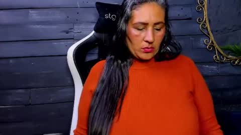 Snapshot of victoria_kyler chatting on 06-12-26, 05:12 VICK online show from 06-12-26, 05:12