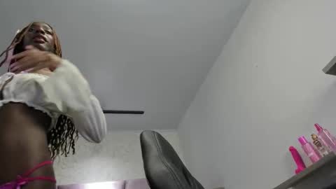 Snapshot of victoria_noir_18 chatting on 10-23-25, 08:51 Vicky online show from 10-23-25, 08:51