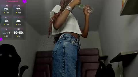 Snapshot of victoria_noir_18 chatting on 11-27-25, 07:16 Vicky online show from 11-27-25, 07:16