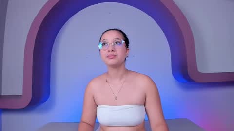 Snapshot of victoriaashford chatting on 12-15-25, 07:40 Vicky online show from 12-15-25, 07:40