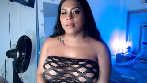 Snapshot of victoriaphillips chatting on 06-19-26, 01:21 ONLYFANS online show from 06-19-26, 01:21