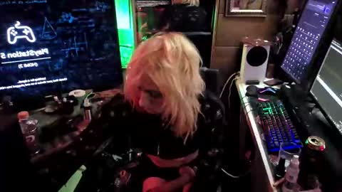 Snapshot of vievixsyn chatting on 04-28-26, 10:53 Vie ViXiiiN online show from 04-28-26, 10:53