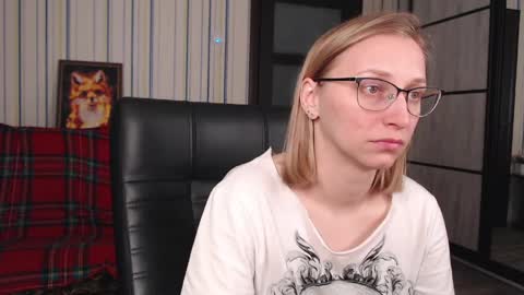 Snapshot of vikaericka chatting on 05-19-26, 01:22 Vika online show from 05-19-26, 01:22