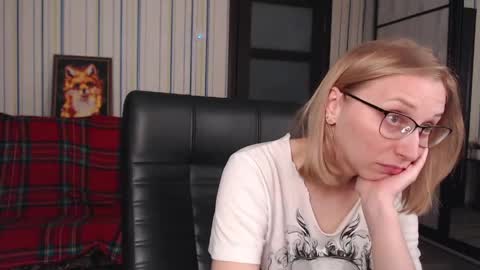 Snapshot of vikaericka chatting on 05-19-26, 01:56 Vika online show from 05-19-26, 01:56