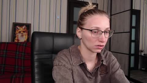 Snapshot of vikaericka chatting on 05-23-26, 11:58 Vika online show from 05-23-26, 11:58