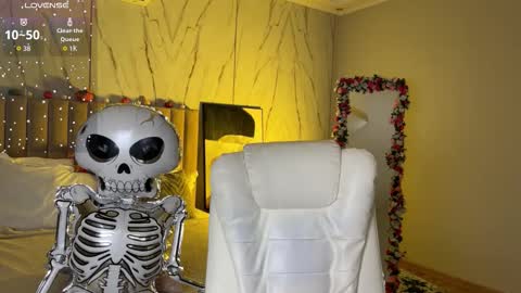 Snapshot of vikky_moon chatting on 10-28-25, 12:47 Vikky online show from 10-28-25, 12:47