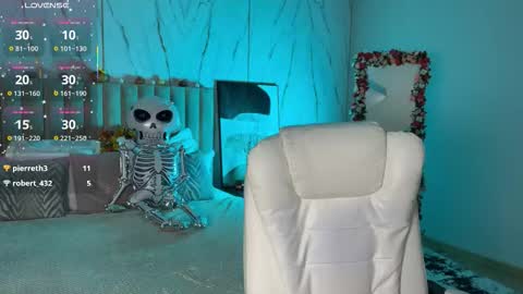 Snapshot of vikky_moon chatting on 10-30-25, 01:29 Vikky online show from 10-30-25, 01:29