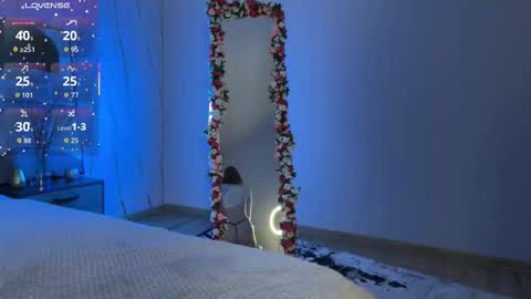 Snapshot of vikky_moon chatting on 11-14-25, 01:15 Vikky online show from 11-14-25, 01:15