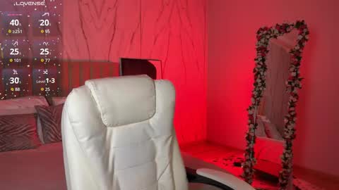 Snapshot of vikky_moon chatting on 11-29-25, 12:57 Vikky online show from 11-29-25, 12:57