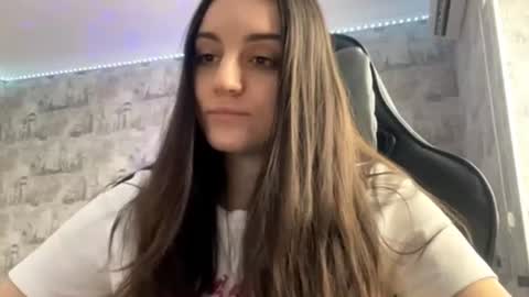 Snapshot of vinascarce chatting on 08-04-26, 05:43 Ellie online show from 08-04-26, 05:43