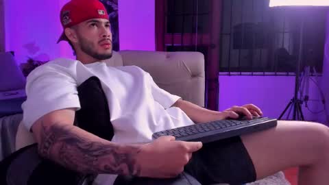 Snapshot of vincentblack_ chatting on 11-28-25, 03:42 Vincent online show from 11-28-25, 03:42