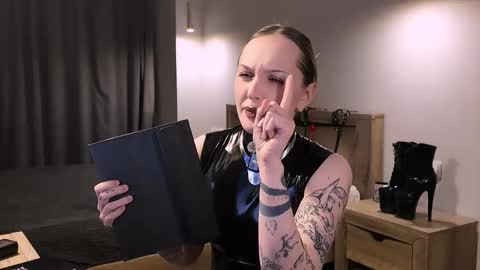 Snapshot of vinylstore chatting on 01-31-26, 07:11 Diva Silvia online show from 01-31-26, 07:11