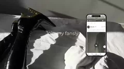 Snapshot of vinylstore chatting on 02-11-26, 04:12 Diva Silvia online show from 02-11-26, 04:12