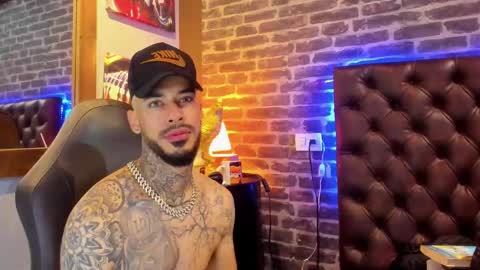 Snapshot of vinzenzrizzo chatting on 12-18-25, 09:43 ---Vinzen--- online show from 12-18-25, 09:43