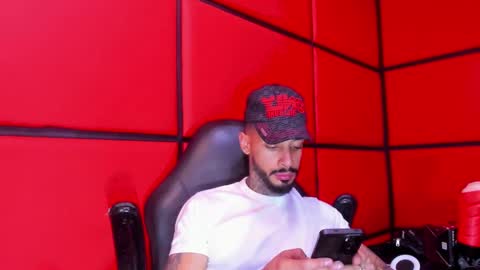 Snapshot of vinzenzrizzo chatting on 02-25-26, 05:06 ---Vinzen--- online show from 02-25-26, 05:06